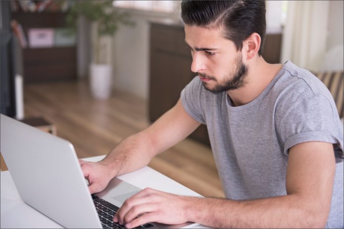 ¿Por qué las letras del teclado no están en orden alfabético?