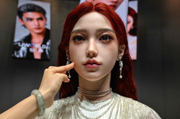 Presentaron un robot humanoide realista para combatir la soledad en el hogar