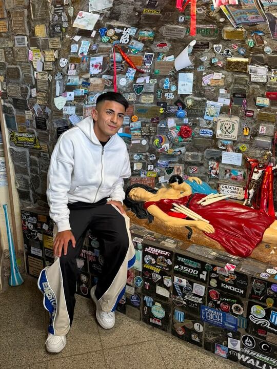 Thiago Almada visitó a la Difunta Correa y San Expedito en San Juan para cumplir una promesa