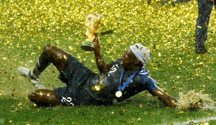 Un campeón del mundo con Francia en 2018 vendió su réplica del trofeo: cuánto le pagaron