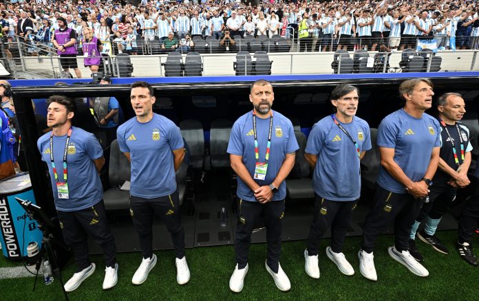 Una frase en otro idioma y el ritual tras los días de partido: detalles íntimos de Scaloni y el cuerpo técnico de la selección argentina