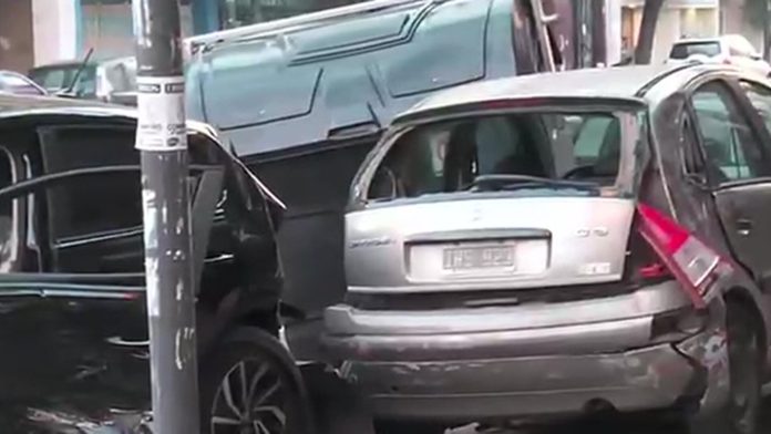 Choque múltiple en Almagro: manejaba alcoholizado, cruzó con el semáforo en rojo y embistió a un auto de aplicación