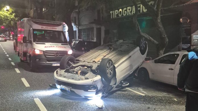 Choque y vuelco en San Cristóbal: un herido debió ser trasladado al Hospital Ramos Mejía