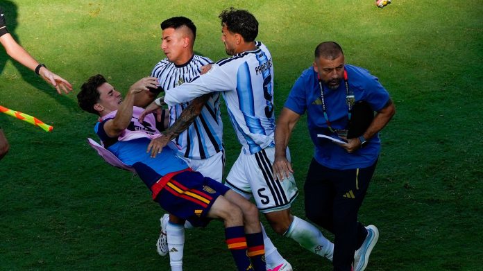 “Duro castigo por no saber perder” y “multa irrisoria”: así reflejaron los medios internacionales la sanción de la FIFA contra Argentina