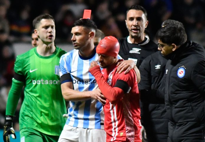 El codazo de Maravilla Martínez por el que fue expulsado en la caída de Racing ante Argentinos: el gesto que llamó la atención