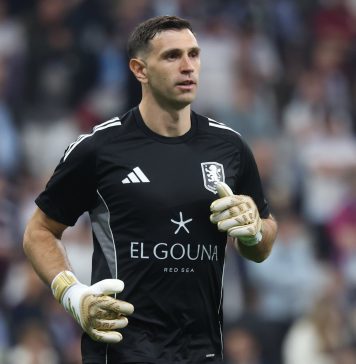El DT del Aston Villa reveló la frase que le dijo Dibu Martínez en medio de las especulaciones sobre su futuro