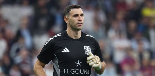 El DT del Aston Villa reveló la frase que le dijo Dibu Martínez en medio de las especulaciones sobre su futuro