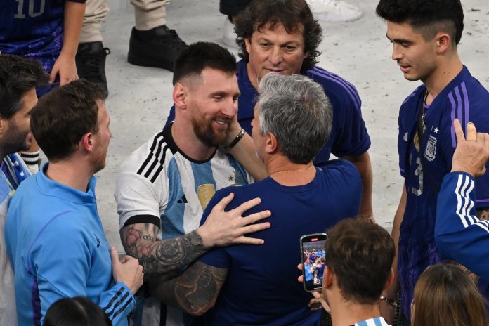 El emotivo adiós a Jorge Messi: hinchas dejaron mensajes de apoyo a Lionel en el cementerio