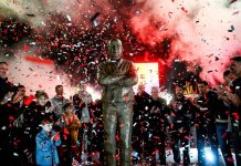 El emotivo homenaje de Estudiantes de La Plata a Alejandro Sabella: las imágenes del momento en que descubrieron su estatua en UNO