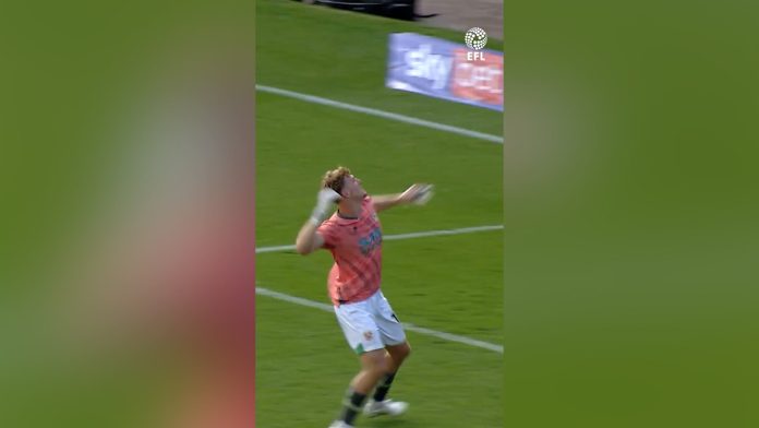 El equipo no llevó arquero suplente, un defensor tuvo que atajar 37 minutos tras la lesión del titular y fue la figura del partido en Inglaterra