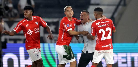 El escándalo que se desató con el entrenador argentino de Cienciano tras la eliminación de Botafogo de la Sudamericana: “Nos faltó el respeto”
