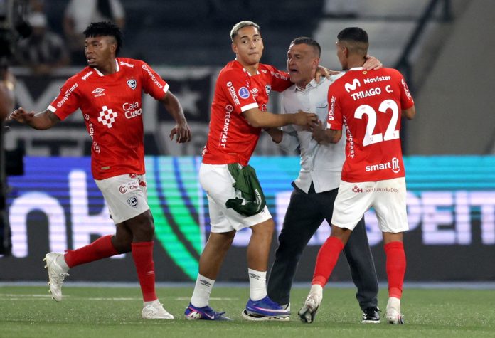 El escándalo que se desató con el entrenador argentino de Cienciano tras la eliminación de Botafogo de la Sudamericana: “Nos faltó el respeto”