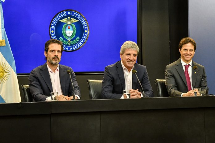 El Gobierno, condicionado por la economía: fisuras en el discurso y enojo con eco K