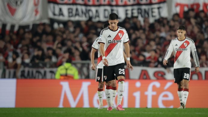 El impactante choque de cabezas que generó preocupación en el duelo entre River Plate y Rosario Central