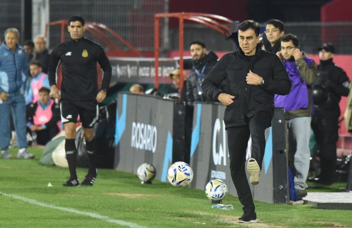 Gustavo Quinteros dejará de ser el entrenador de Independiente tras la categórica derrota ante Atlético Tucumán