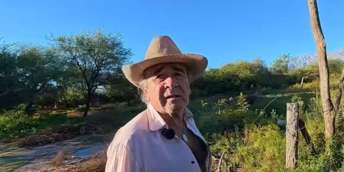 “Hay que aprovechar la tierra para producir alimentos sanos”: tiene 67 años y vive una vida plena en el corazón del monte cordobés