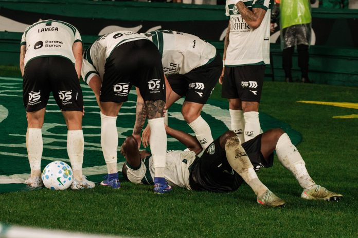 Hizo un gol, celebró y desapareció: el impactante accidente de un futbolista que recorre el mundo