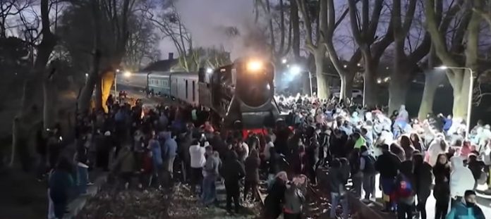 Iba a convertirse en chatarra, pero la salvaron: la increíble historia de la locomotora centenaria que volvió a rodar tras 22 años de trabajo