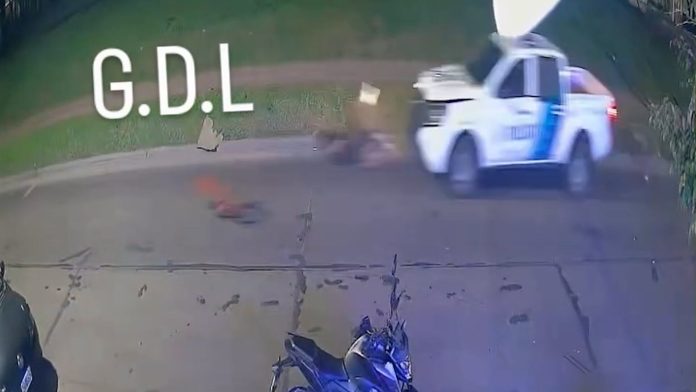 Impactante accidente en Don Orione: un patrullero que acudía a un llamado del 911 atropelló a un hombre cuando cruzaba la calle