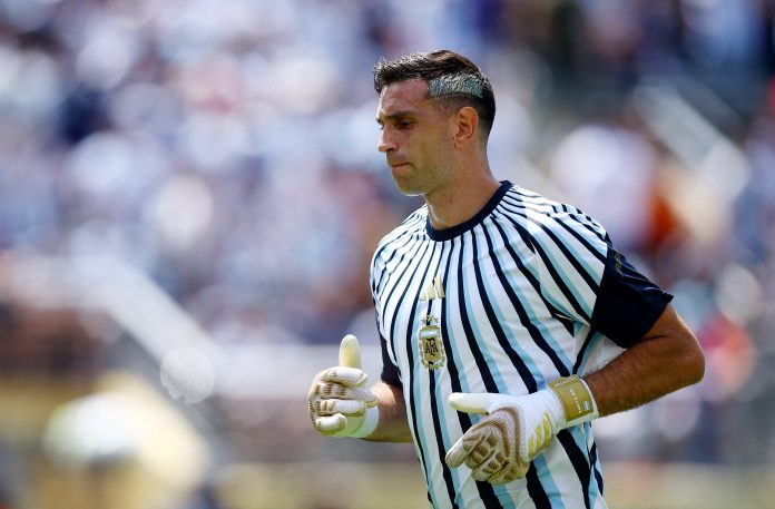 Juventus contrató a otro arquero tras la caída del pase del Dibu Martínez: la incómoda situación del argentino en el Aston Villa