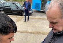 La increíble historia del hincha que se encontró a Marcelo Bielsa en un cajero, le pidió un autógrafo y se tatuó su firma