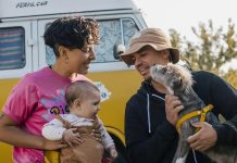 La pandemia los unió en plena ruta: cómo es la vida de la pareja argentina que dejó todo para vivir en una combi y recorrer el mundo en familia