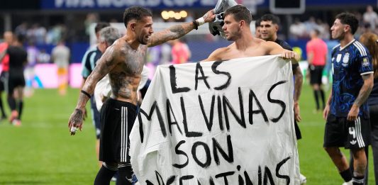 La sanción que recibió la selección argentina por mostrar la bandera de “Las Malvinas son Argentinas” ante Inglaterra en el Mundial