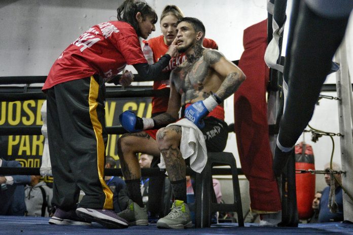 Lo entrena su mamá, tiene el único rincón femenino del mundo y triunfa en el trap: “Rateka” Sánchez, el campeón que apadrina Chino Maidana