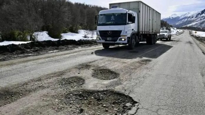 Los intendentes de Bariloche y El Bolsón reclamaron al Gobierno el reasfaltado total de la Ruta 40