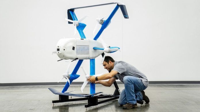 Pidió algo por Amazon y se lo trajo un dron, pero tiró el paquete en la pileta