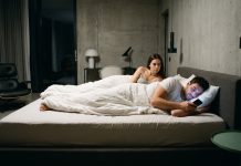 Qué conductas digitales dentro de una relación ya son vistas como infidelidad