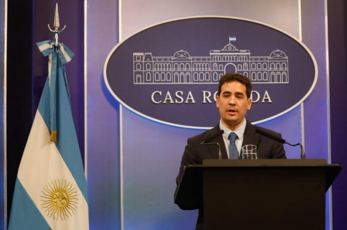 Ravier respaldó a Sturzenegger tras las críticas y habló de la polémica por el Impuesto a los Combustibles