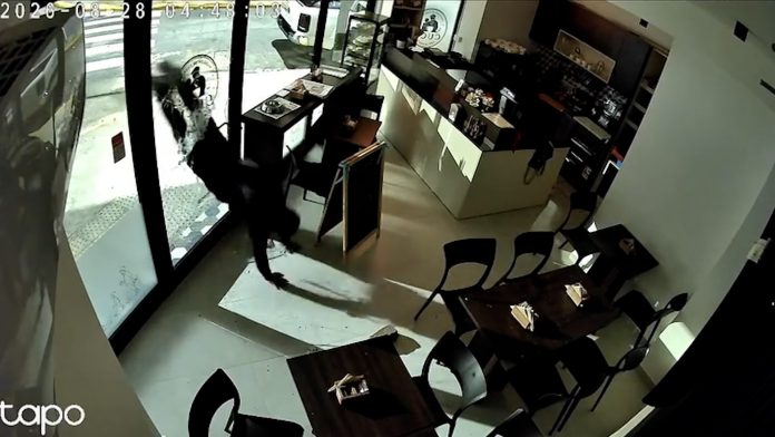 Rompió a cabezazos la puerta de un café, robó la caja registradora y huyó: el video del ataque