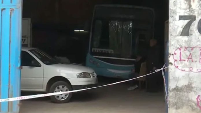 Tragedia en un taller de Rosario: un mecánico murió aplastado por un colectivo que cayó encima suyo mientras lo arreglaba