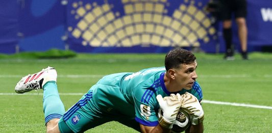 Un histórico de Inglaterra propuso al Dibu Martínez como refuerzo del Chelsea: “Alguien como él tiene que llegar”
