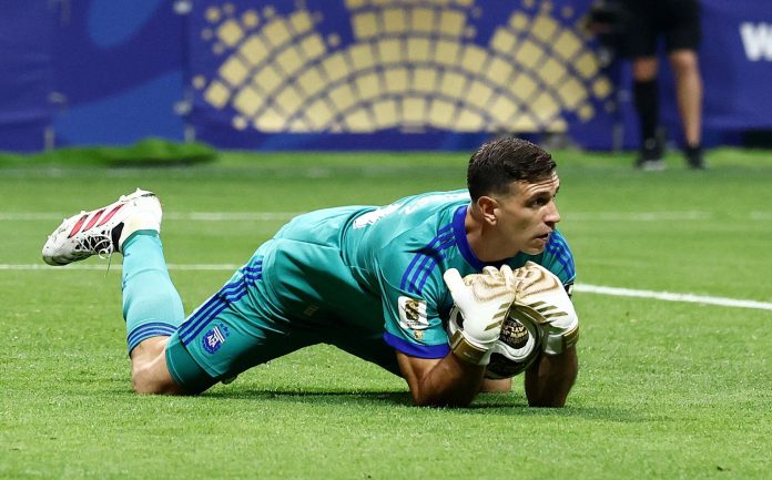 Un histórico de Inglaterra propuso al Dibu Martínez como refuerzo del Chelsea: “Alguien como él tiene que llegar”