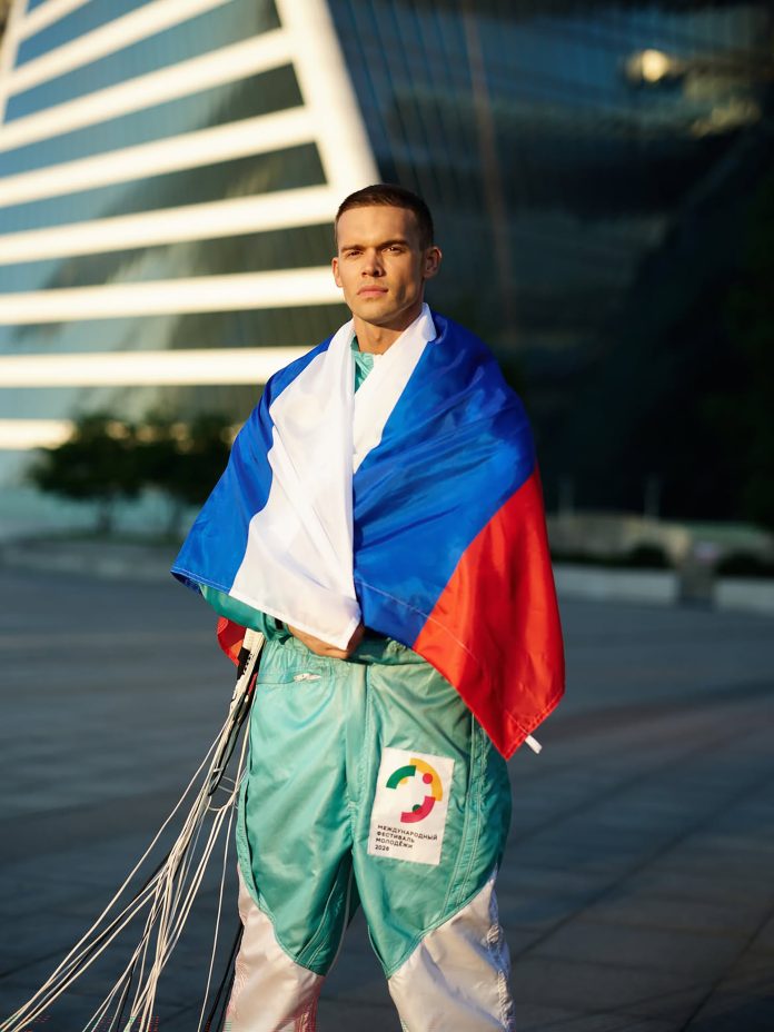 Un paracaidista se lanzó al vacío desde un globo a más de 11 mil metros y logró un nuevo récord mundial: “Salté desde la estratosfera”