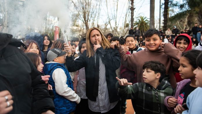 Viaje al centro de una batalla de “farmear aura”: lo que no se ve en redes de las reuniones virales de adolescentes