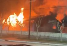 Video: un feroz incendio arrasó por completo con un edificio histórico de una ciudad de Río Negro