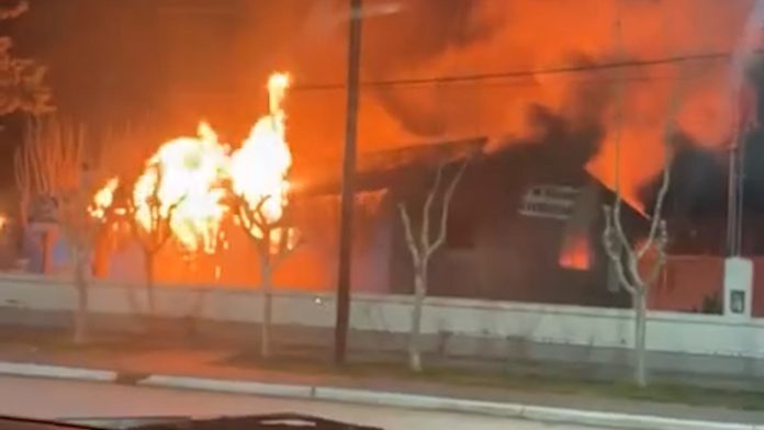 Video: un feroz incendio arrasó por completo con un edificio histórico de una ciudad de Río Negro