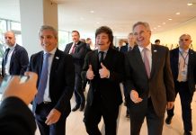 Antes de viajar a Francia, Milei envió un mensaje para los inversionistas y comparó a la oposición con los Hermanos Macana