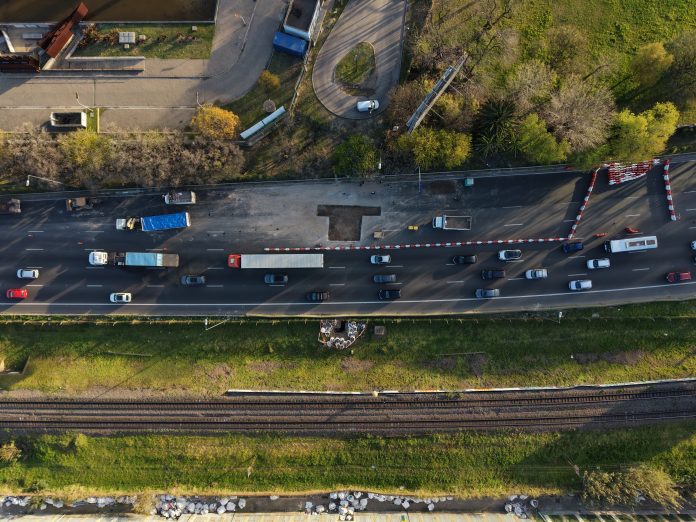 Caos de tránsito en el ingreso a CABA: largas filas de autos parados y demoras por arreglos en la Autopista Lugones