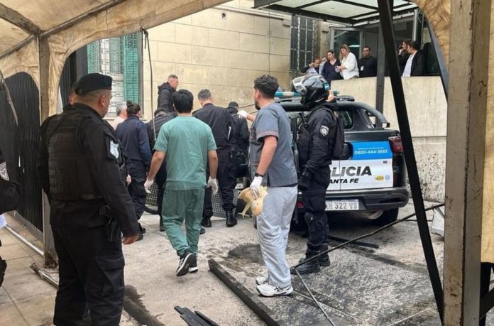 Caos en Santa Fe: un patrullero perdió el control, se incrustó en la guardia de un hospital y hubo cuatro heridos