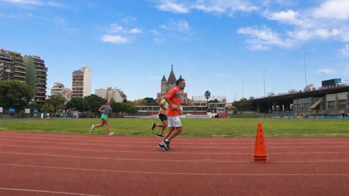 Cerraron la pista de atletismo del Parque Chacabuco por obras: tendrá carpeta sintética y certificación internacional
