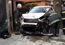 Choque múltiple en Palermo: colisionó contra tres vehículos estacionados y terminó sobre la vereda