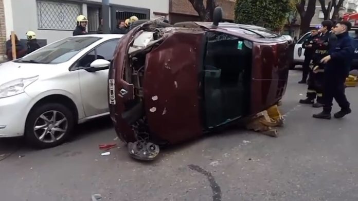 Choque y vuelco en Nueva Pompeya en una mañana con varios incidentes viales en la Ciudad