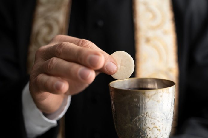 Córdoba: el desafío de una comunidad religiosa para preparar 400 mil hostias por la llegada del Papa