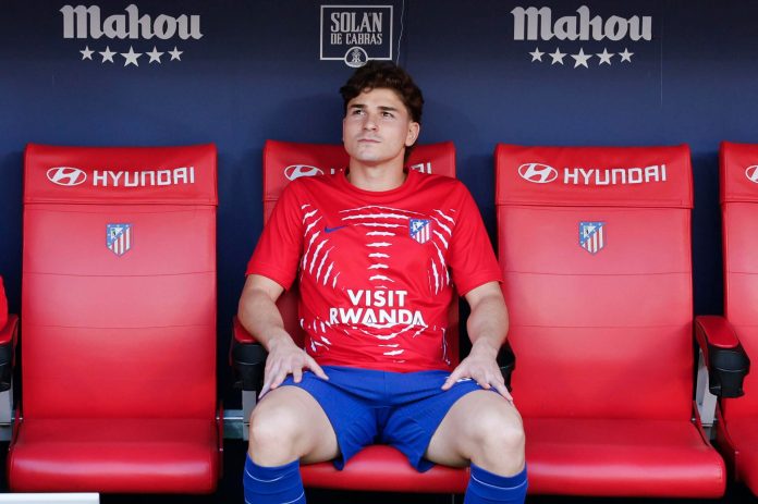 De los silbidos a los aplausos: el cambio del público del Atlético de Madrid con Julián Álvarez y el golazo que le sacaron en la línea