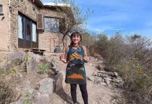 Dejó la ciudad para vivir en la sierra: construyó su casa con 12 parabrisas, botellas de vidrio y adobe