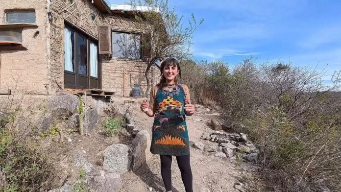 Dejó la ciudad para vivir en la sierra: construyó su casa con 12 parabrisas, botellas de vidrio y adobe
